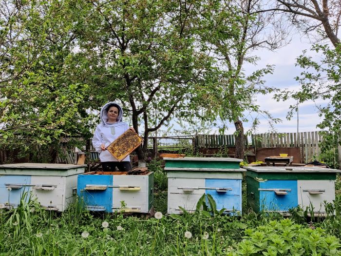 Леонора Адамчук на своїй пасіці